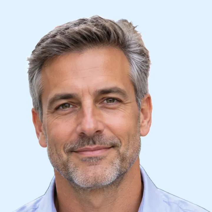 صورة الملف الشخصي النهائية في Google: الرجل ذو الشعر الرمادي على خلفية زرقاء سماوية فاتحة