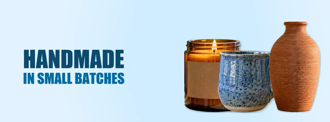 Ukázková úvodní fotka na Facebook: svíčka, hrnek a váza na světle modré se slovy HANDMADE IN SMALL BATCHES