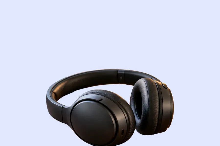 Le même casque détouré par AwaCut sur un fond indigo pâle, prêt pour une publication LinkedIn