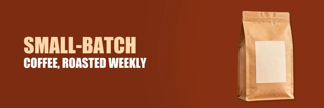 مثال على هيدر X: لون الصدأ الداكن، وعبارة SMALL-BATCH COFFEE, ROASTED WEEKLY، وصورة مفرَّغة لكيس قهوة